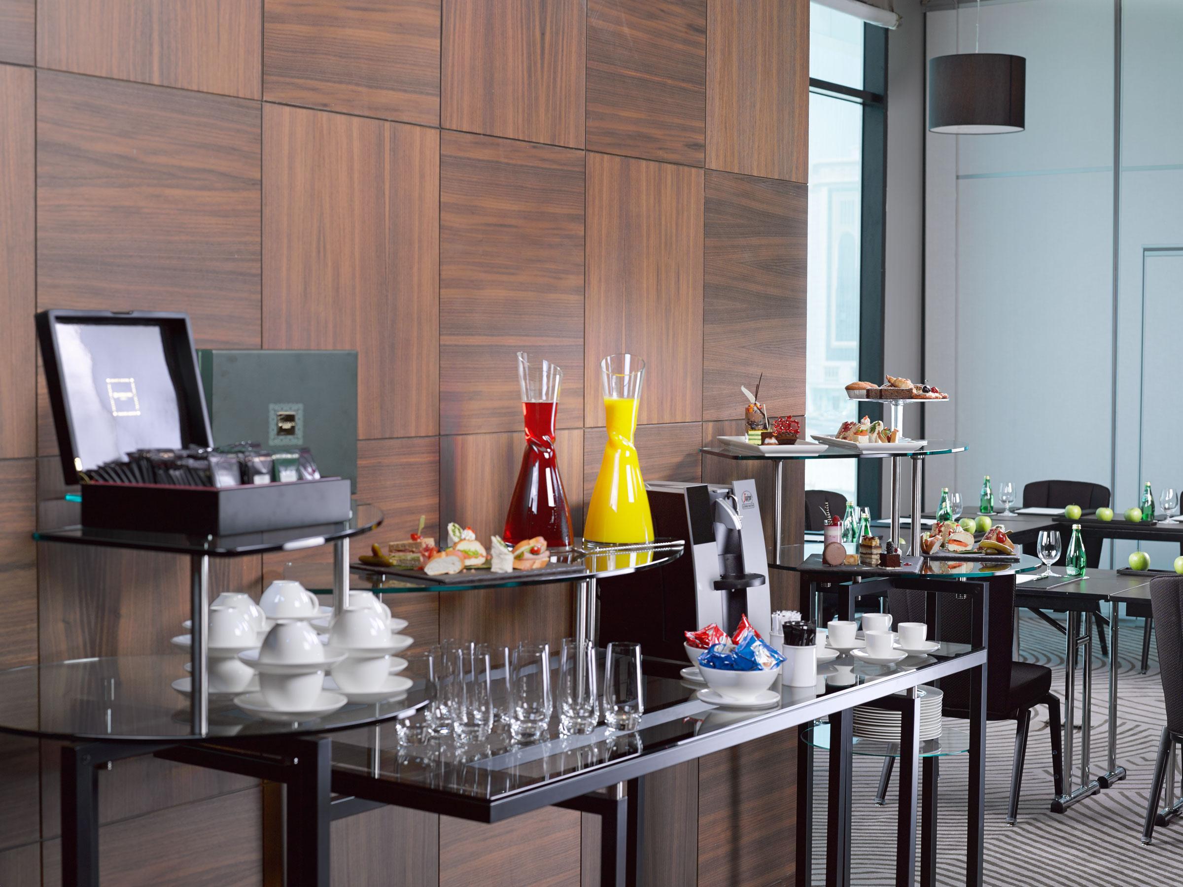 Ramee Grand Hotel And Spa Manama Exterior foto A buffet at a hotel