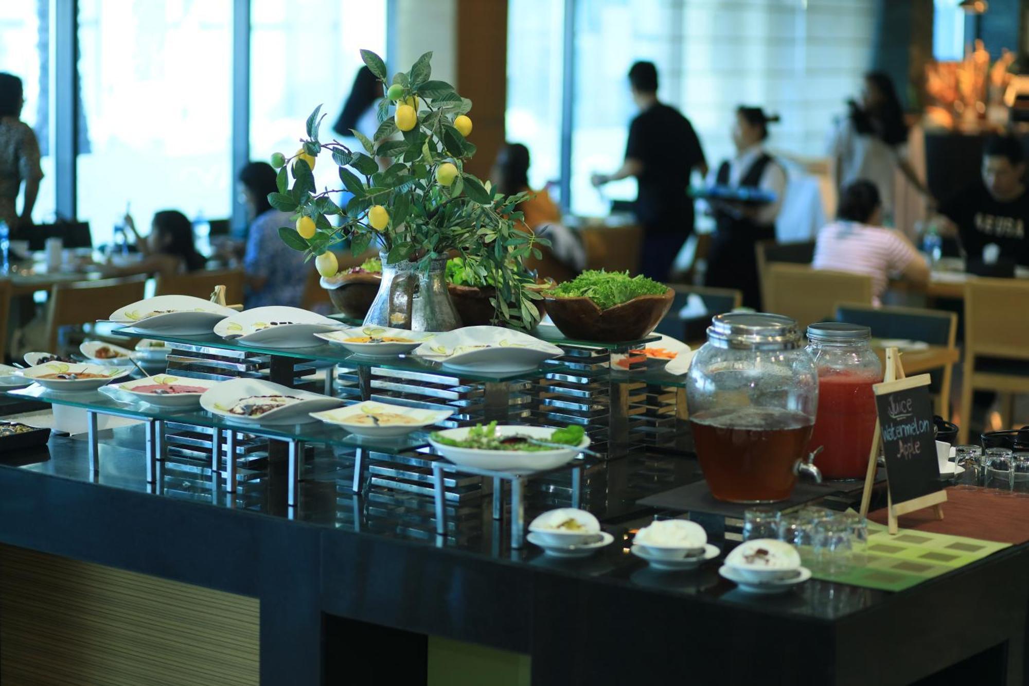 Ramee Grand Hotel And Spa Manama Exterior foto A buffet at a hotel