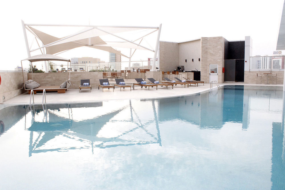 Ramee Grand Hotel And Spa Manama Exterior foto The pool at the hotel